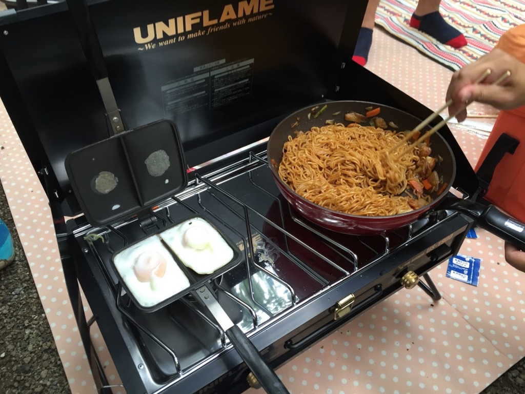 UNIFLAME（ユニフレーム）のツーコンロバーナーとキッチンテーブルで 
